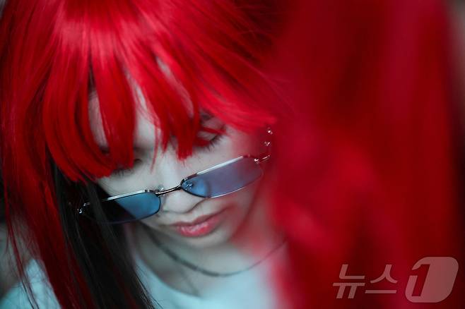 13일(현지시간) 미국 캘리포니아 인디오 엠파이어 폴로 클럽에서 열린 ‘코첼라 밸리 뮤직 앤드 아츠 페스티벌’에서 관람객들이 그룹 블랙빙크 제니의 공연을 관람하고 있다. ⓒ 로이터=뉴스1