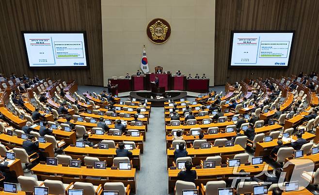 김영배 더불어민주당 의원이 14일 오후 서울 여의도 국회에서 열린 제424회 국회(임시회) 제2차 본회의에서 김홍균 외교부 제1차관에게 정치·외교·통일·안보에 관한 질문을 하고 있다. 2025.4.14/뉴스1 ⓒ News1 이재명 기자