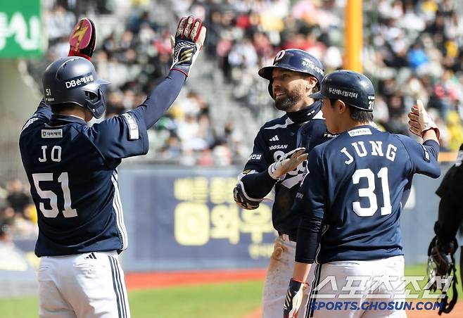 13일 잠실구장에서 열린 LG 트윈스와 두산 베어스의 경기. 4회초 1사 2,3루 두산 케이브가 스리런포를 날린 뒤 환호하고 있다. 잠실=박재만 기자 pjm@sportschosun.com/2025.04.13/