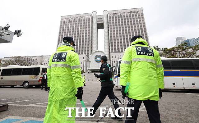 내란 우두머리 혐의로 기소된 윤석열 전 대통령의 첫 정식 형사재판이 열리는 14일 오전 서울 서초구 서울중앙지방법원 출입구가 통제되고 있다. /사진공동취재단