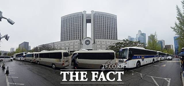 윤 전 대통령의 차량이 지하주차장에 진입한 후 경비 태세가 강화된 법원의 모습. /사진공동취재단