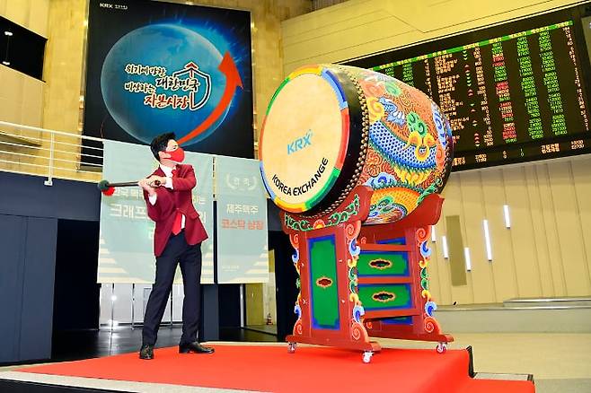 2021년 서울 여의도 한국거래소 서울사옥 홍보관에서 열린 '제주맥주' 코스닥시장 신규상장 기념식에 참석한 제주맥주 문혁기 대표이사가 북을 치면서 제주맥주의 코스닥 상장을 기념하고 있다. /한국거래소