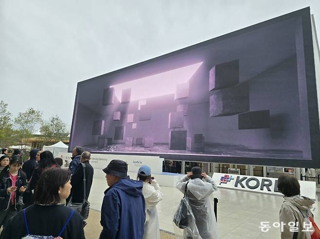 일본 오사카 엑스포장의 한국관 외벽에 설치된 대형 파사드. 경복궁, 부산 광안대교 등 한국의 과거와 현재를 대표하는 건축물들이 등장한다. 오사카=황인찬 특파원 hic@donga.com