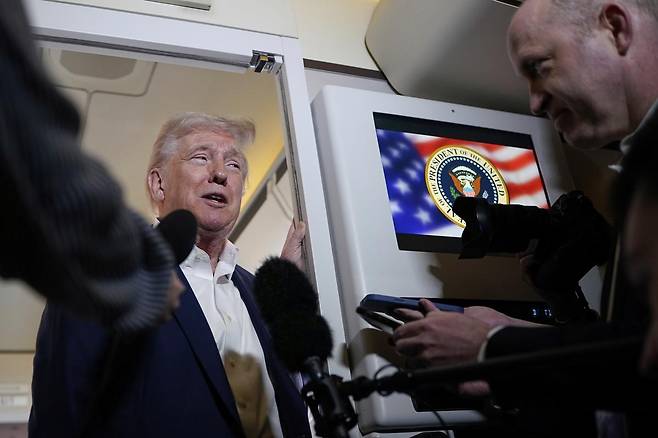 도널드 트럼프 미 대통령이 11일(현지시각) 플로리다주 웨스트 팜비치로 가는 미 대통령 전용기 안에서 기자들과 대화하고 있다. 2025.04.12. AP/뉴시스