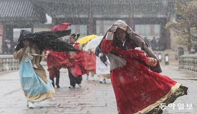 14일 오전 서울 종로구 경복궁 안에서 갑작스러운 비바람에 외국인 관광객들이 발걸음을 재촉하고 있다. 송은석 기자 silverstone@donga.com