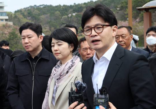 제21대 대통령 선거 출마를 선언한 국민의힘 한동훈 전 대표가 지난 4월12일 부산 가덕도신공항 부지를 방문해 발언하고 있다.<한동훈 국민의힘 전 대표 캠프 제공·연합뉴스>