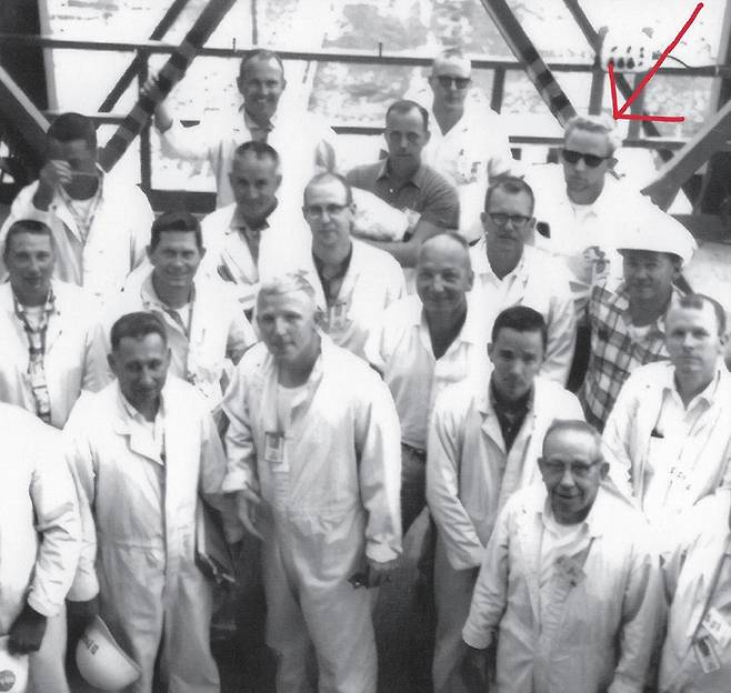 1961년에 NASA에 입사한 펠츠는 익스플로러를 포함한 여러 위성 프로그램을 감독했다. 빨간색 화살표 표시가 데이브 펠츠. /사진= pelzgolf(pelzgolf.com/)