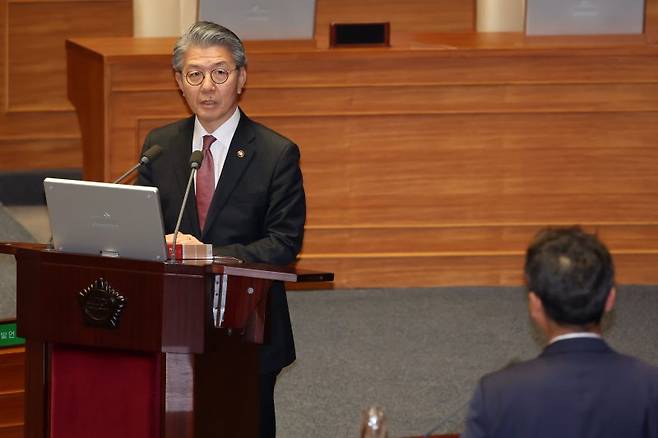 김홍균 외교부 제1차관이 14일 오후 서울 여의도 국회에서 열린 제424회 국회(임시회) 제2차 본회의 정치·외교·통일·안보 분야 대정부질문에서 김영배 더불어민주당 의원 질문에 답변하고 있다. 뉴시스