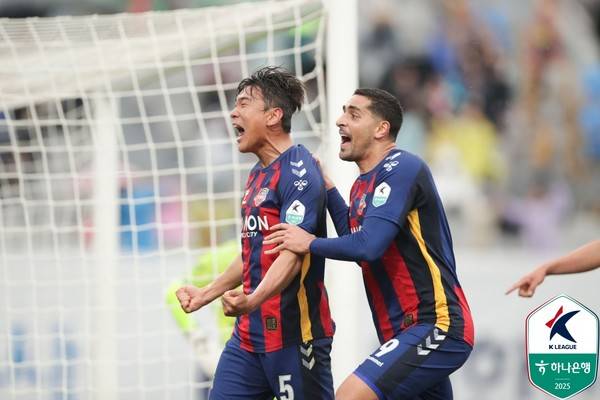 이현용(왼쪽), 싸박(이상 수원FC). 한국프로축구연맹 제공