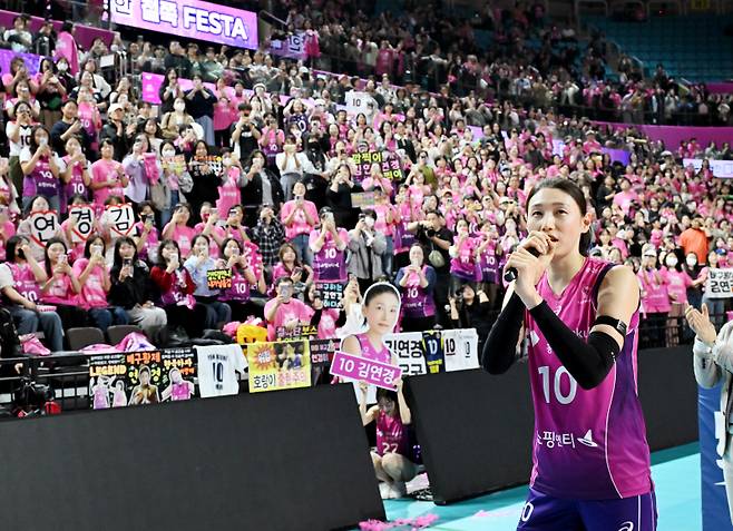 한국 스포츠 슈퍼스타 그 누구도 그만큼 압도적인 기량과 극적인 서사를 새기며 마지막 뒷모습을 남기진 못했다. 데뷔부터 은퇴까지 정점을 지킨 선수, 걸어온 모든 순간이 드라마였고 영화였던 선수. '배구 여제' 김연경은 그렇게 스포츠팬에 감동을 안기며 코트를 떠났다.