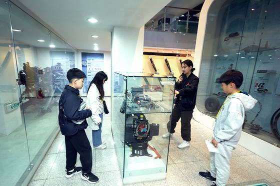 솔롱고(왼쪽에서 셋째) 도슨트가 소중 학생기자단에게 항공기의 역사와 비행 원리 등을 연대별로 설명했다.