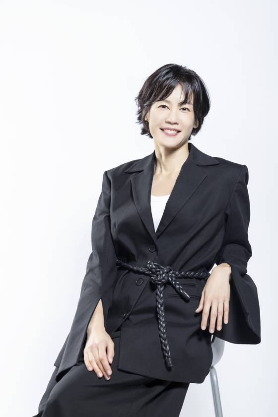 첫 산문집을 출간한 배우 김지호. 그는 “10년 전부터 요가와 명상에 빠져 매일 꾸준히 노력했다”며 “조금씩 나아지는 나를 보며 스스로를 칭찬하는 방법을 알게 됐다”고 한다. 김정훈 기자