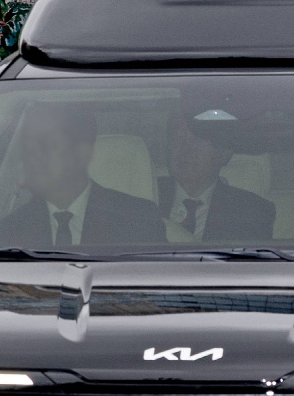 내란 우두머리 혐의를 받는 윤석열 전 대통령이 14일 형사 첫 정식재판이 열리는 서울 서초구 서울중앙지방법원에 들어서고 있다. 연합뉴스