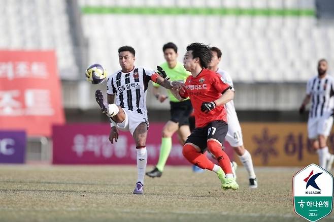 이유현(사진 오른쪽). 사진=한국프로축구연맹