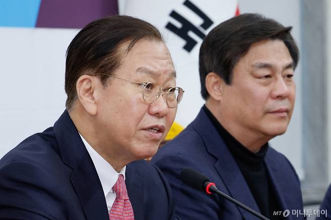 권영세 국민의힘 비상대책위원장이 6일 서울 여의도 국회에서 열린 중산층·서민경제위원회 임명장 수여식 및 1차 회의에서 모두 발언하고 있다. 오른쪽은 김선동 위원장. 2025.3.6/사진=뉴스1 /사진=(서울=뉴스1) 안은나 기자