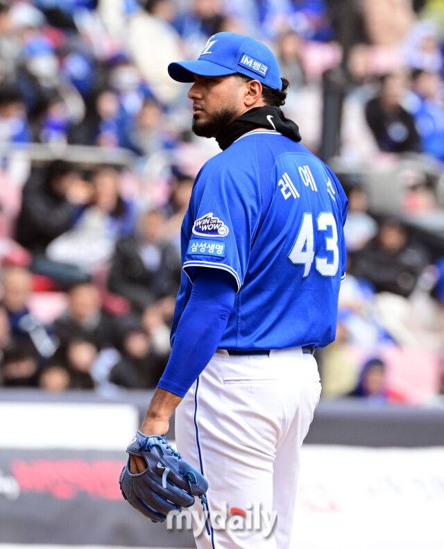 2025년 4월 13일 오후 경기도 수원KT위즈파크 진행된 '2025 신한 SOL뱅크 KBO 리그' 삼성 라이온즈와 KT 위즈의 경기. 삼성 선발투수 레예스가 1회말 2실점 한 뒤 아쉬워하고 있다./마이데일리