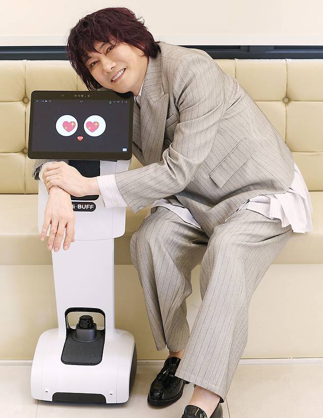 가수 김장훈이 8일 서울 강남구 한 오피스텔에서 세계일보와 만나 “일상을 인공지능(AI)과 함께하고 있다”며 하이버프에서 개발한 AI 로봇 버프와 기념촬영하고 있다. 남정탁 기자