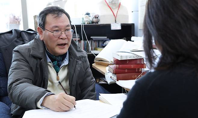 지난달 19일 서울 관악구 서울대 관악캠퍼스에서 안재원 서울대 인문학연구원 교수가 세계일보 취재진과 함께 디시인사이드 코로나바이러스 갤러리 게시물을 분석하고 있다. 남정탁 기자