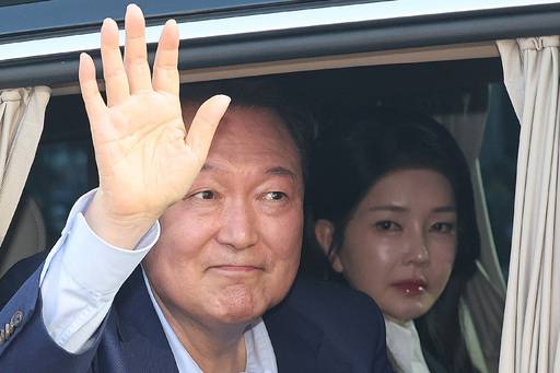 윤석열 전 대통령과 부인 김건희 여사가 11일 오후 서울 용산구 한남동 대통령 관저를 떠나 서초동 사저로 이동하며 지지자에게 창밖으로 손을 흔들고 있다. 뉴스1