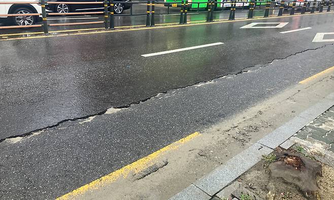 14일 서울 관악구 삼성동의 재개발구역 인근 도로에 생긴 균열. 임성균 기자