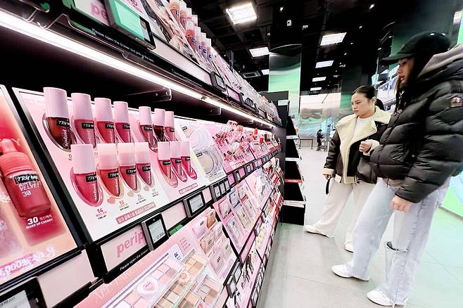 지난달 12일 한 매장에서 한국 화장품을 쇼핑하는 외국인 관광객들의 모습 ⓒ연합뉴스