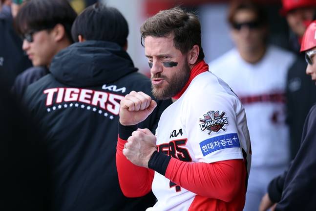 홈런을 치고 세리머니를 하고 있는 위즈덤. /사진=KIA 타이거즈