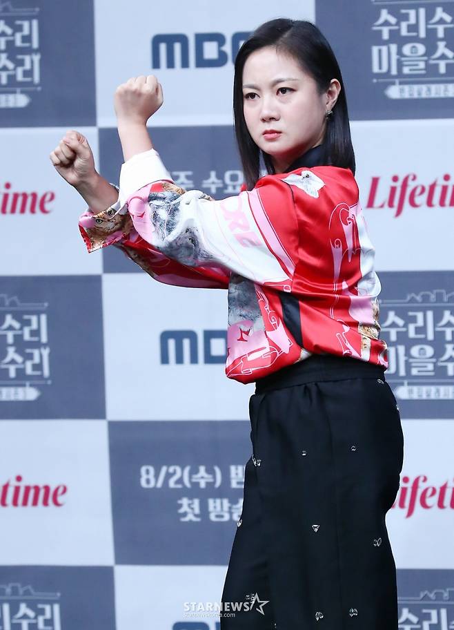 방송인 박나래가 31일 오후 서울 마포구 상암동 MBC사옥에서 진행된 라이프타임 공동제작 빈집 재생 프로젝트 '빈집살래 시즌3-수리수리 마을수리' 제작발표회에 참석해 포즈를 취하고 있다. '빈집살래 시즌3'는 박나래, 채정안, 신동, 김민석이 M부동산 실장이 되어 빈집 4채를 각각 한 채씩 담당해 설계부터 인테리어, 가게 메뉴 개발까지 도맡아 진행한 대규모 프로젝트다. 오는 8월 2일 수요일 밤 9시, MBC와 라이프타임에서 첫 방송된다. 2023.07.31 /사진=김창현