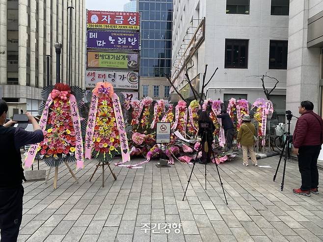 지난 4월 9일 국회 인근 대하빌딩 앞에 대선 경선후보로 출마한 한동훈 전 국민의힘 당대표를 지지하는 팬들이 보낸 화환이 늘어서 있다. /정용인 기자