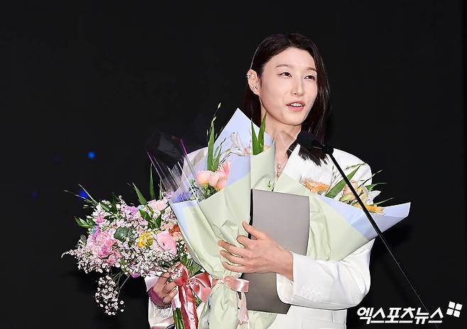 흥국생명 아웃사이드히터 김연경은 14일 서울 스위스 그랜드 호텔 컨벤션홀에서 열린 '도드람 2024-2025 V-리그 시상식'에 참석했다. 투표단 31표 모두 획득해 만장일치로 여자부 정규시즌 MVP에 선정됐다. 홍은동, 박지영 기자