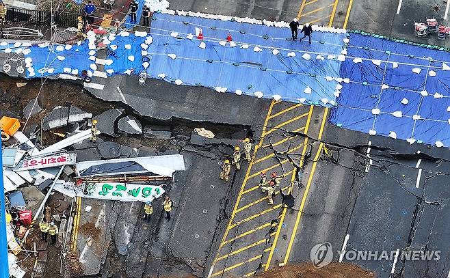 실종자를 찾아라 (광명=연합뉴스) 홍기원 기자 = 붕괴 사고가 발생한 경기도 광명시 신안산선 지하터널 공사 현장에서 14일 구조대원들이 이동하고 있다. 지난 11일 경기도 광명시 양지사거리 부근 신안산선 복선전철 제5-2공구 지하터널 공사 현장과 상부 도로가 함께 붕괴하는 사고가 났다. 2025.4.14 xanadu@yna.co.kr