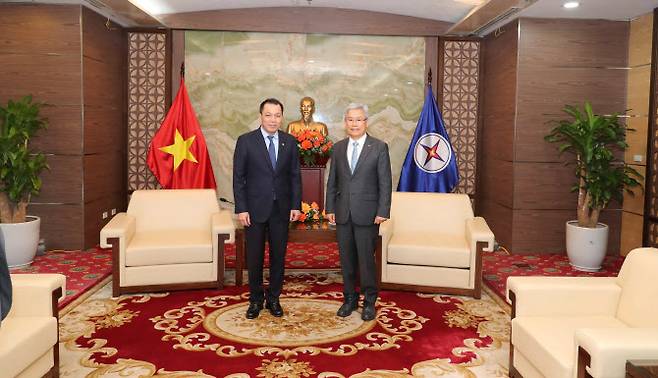 김동철(오른쪽) 한국전력공사 사장이 14일 베트남 하노이에서 베트남전력공사(EVN) 회장과의 면담에 앞서 기념촬영하고 있다. (사진=한전)