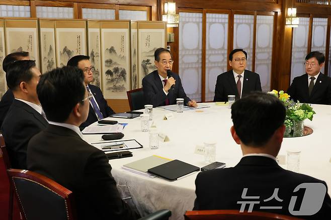 한덕수 대통령 권한대행 국무총리가 14일 서울 종로구 삼청동 총리공관에서 열린 경제안보전략 TF 회의에서 발언을 하고 있다. (총리실 제공, 재판매 및 DB 금지) 2025.4.14/뉴스1 ⓒ News1 임세영 기자