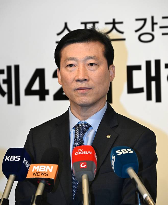 김택수 신임 진천국가대표선수촌장이 지난달 27일 서울 용산구 한남동에 있는 그랜드하얏트호텔에서 열린 대한체육회 제1차 이사회 직후 취재진과 인터뷰하고 있다. 사진 | 대한체육회