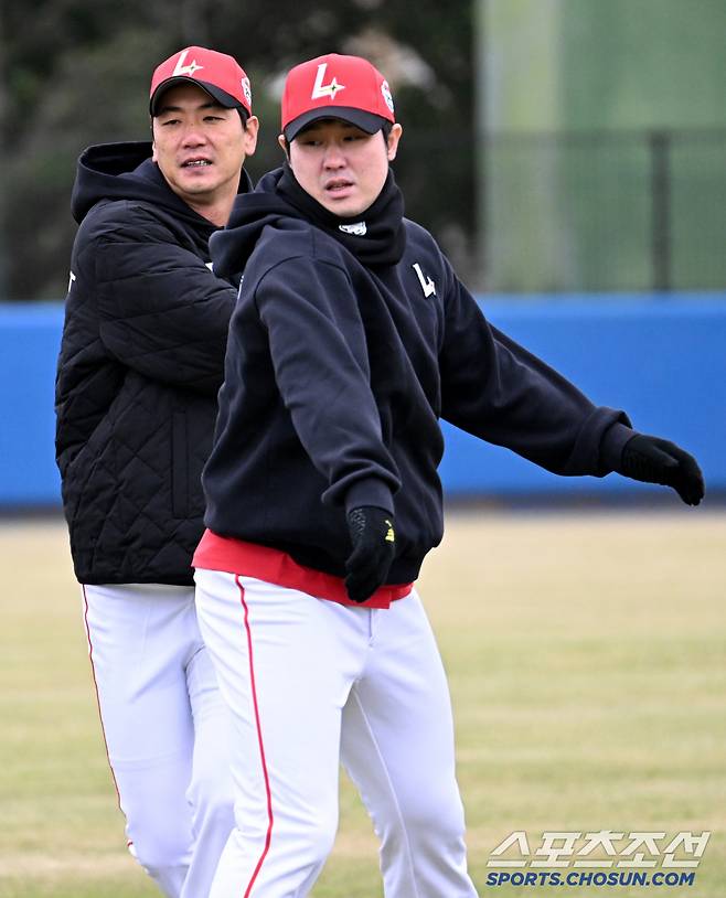 24일 일본 오키나와 고친다구장에서 SSG 랜더스 선수단이 스프링캠프 훈련을 가졌다. 최정과김광현이 함께 워밍업을 하고 있다. 오키나와(일본)=허상욱 기자wook@sportschosun.com/2025.02.24/