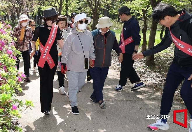 한국워킹협회에서 노인건강 치매예방 걷기 행사를 하고 있다. 아시아경제DB