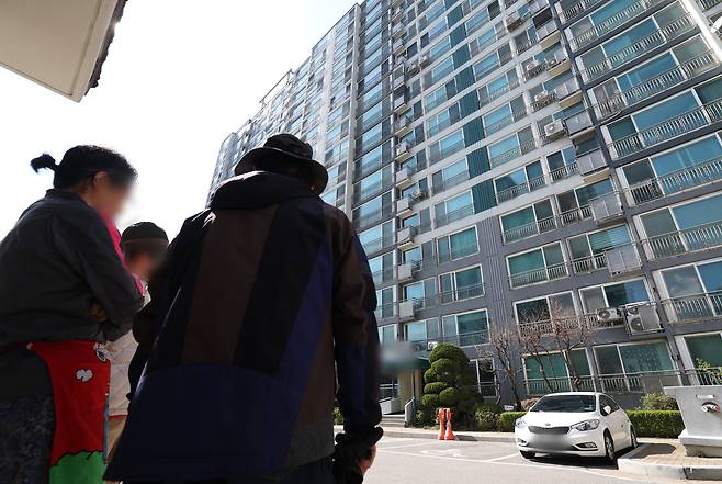 경기 용인시의 한 아파트에서 일가족으로 추정되는 5명을 살해한 50대 A 씨가 경찰에 검거됐다. 용인서부경찰서는 살인 혐의로 A 씨를 형사 입건해 조사하고 있다고 15일 밝혔다. 사진은 이날 오후 일가족이 숨진 채 발견된 경기 용인시의 한 아파트의 모습. /뉴스1