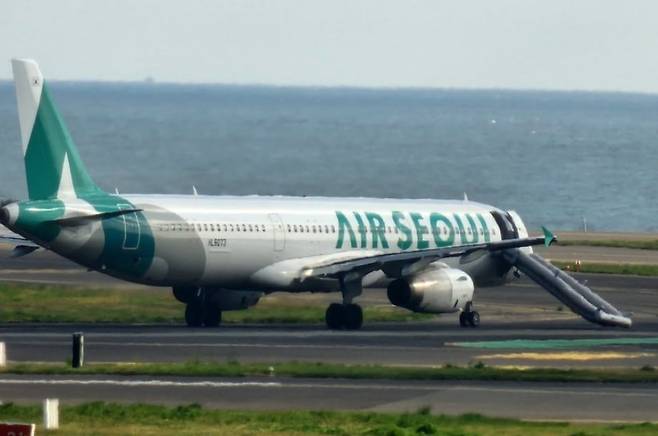 제주공항에서 비상 탈출 슬라이드 열린 항공기./연합뉴스