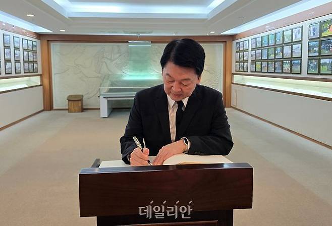 안철수 국민의힘 의원이 14일 오전 부산 남구 유엔기념공원 추모관에서 방명록을 작성하고 있다. ⓒ데일리안 고수정 기자