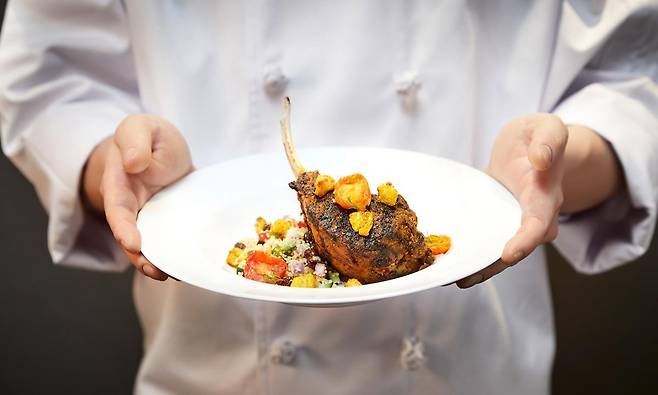 대한항공이 새롭게 서비스하는 양갈비 요리. 대한항공 제공