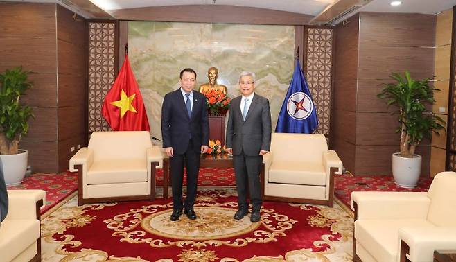 김동철 한국전력공사 사장(오른쪽)이 지난 14일 베트남 하노이에서 EVN 당황안 회장과 원전 및 에너지 신사업 분야 협력방안을 논의하고 기념촬영을 하고 있다. 한국전력 제공