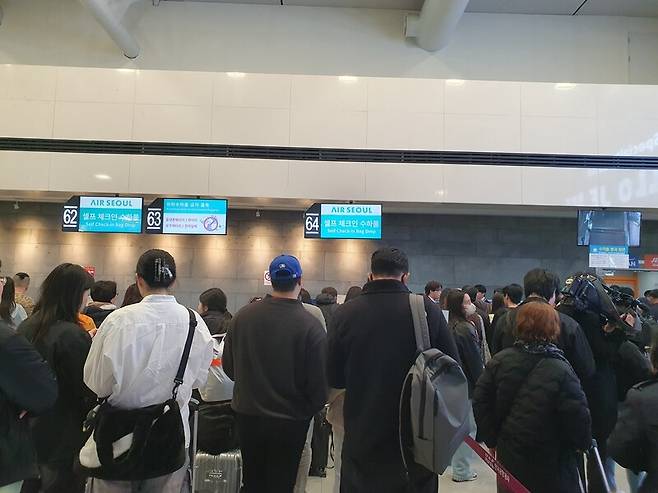 제주공항 에어서울 카운터에 승객들이 몰려 대체 항공편 등을 요구하고 있다. 허호준 기자