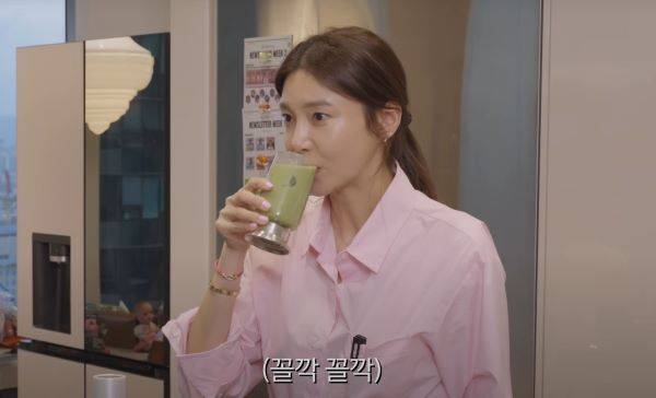 차예련은 사과·케일 주스를 만들어 먹는다./사진=유튜브 채널 ‘차예련 chayeryun’
