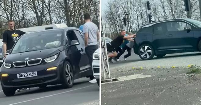 뉴캐슬 수비수 댄 번(검은색 상의)이 행인들과 함께 차를 미는 모습. 사진=트리뷰나