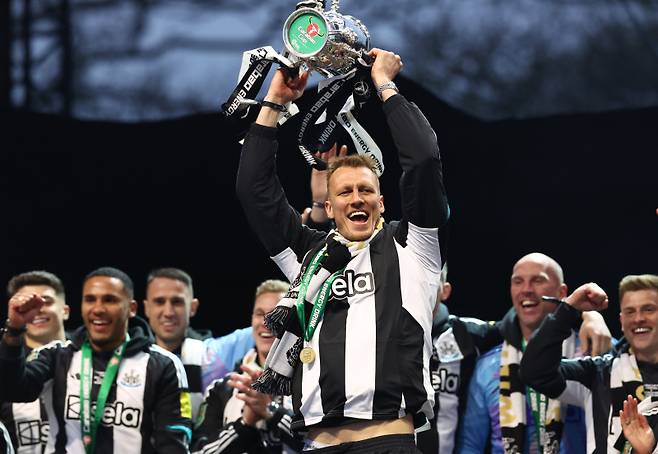 뉴캐슬 수비수 댄 번이 카라바오컵 우승 트로피를 들어 올리고 있다. 사진=EPA 연합뉴스