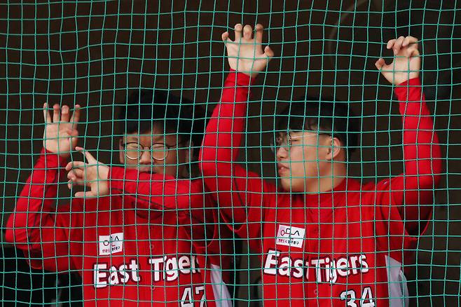 고영재, 강도훈 선수가 네트에 붙어 경기를 지켜보고 있다.