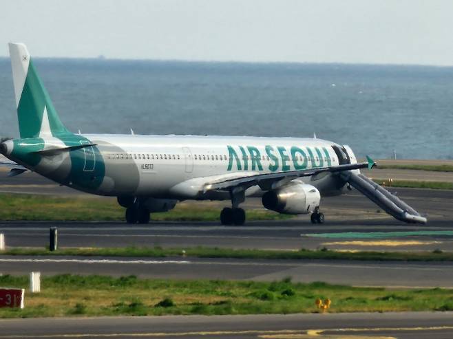 제주국제공항에서 이륙을 준비하던 김포행 에어서울 항공기의 비상문이 열려 비상 탈출 슬라이드가 펼쳐졌다. /사진=독자제공(뉴스1)