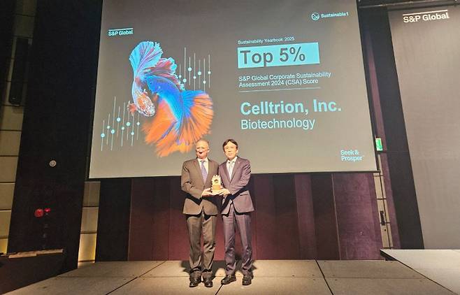 셀트리온이 글로벌 ESG평가 생명공학 부문에서 국내 기업 중 유일하게 상위 5% 기업에 선정됐다. 15일 오전 10시 서울 중구 웨스틴조선호텔에서 열린 지속가능연감 2025(The Sustainability Yearbook 2025) 연례 포럼 시상식에서 이동진 셀트리온 지속가능경영실장(오른쪽)이 트로피를 받고 있다./사진=셀트리온