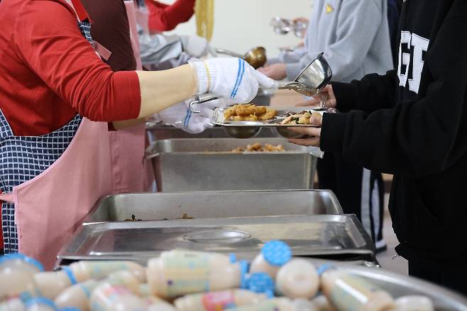 점심 급식 배식 받는 둔산여고 학생들. 연합뉴스