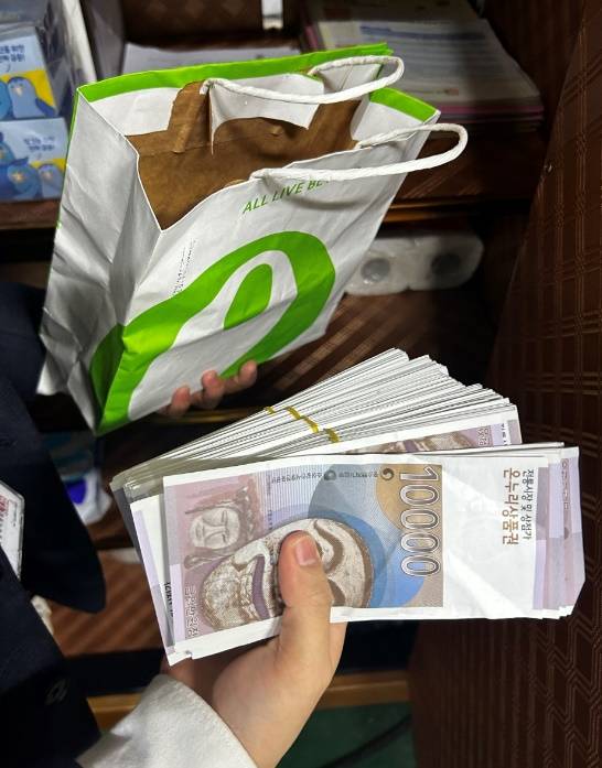 대구경찰청 반부패·경제범죄수사대는 15일 온누리상품권을 부정 유통해 62억원을 챙긴 일당 5명을 검찰에 송치했다. 사진은 이들이 부정유통한 온누리상품권. 대구경찰청 제공