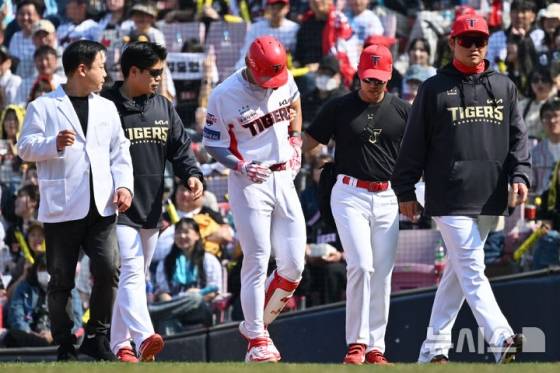 지난달 22일 오후 광주 북구 광주-기아챔피언스필드에서 열린 2025 신한 쏠뱅크 KBO 리그 개막전 NC다이노스 대 KIA타이거즈의 경기, 3회말 1사 주자 없는 상황에서 안타를 친 KIA 김도영(가운데)이 왼쪽 허벅지 통증을 호소하며 더그아웃으로 돌아오고 있다. /사진=뉴시스